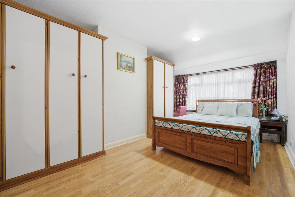 45 Beechmount Bed 1.jpg