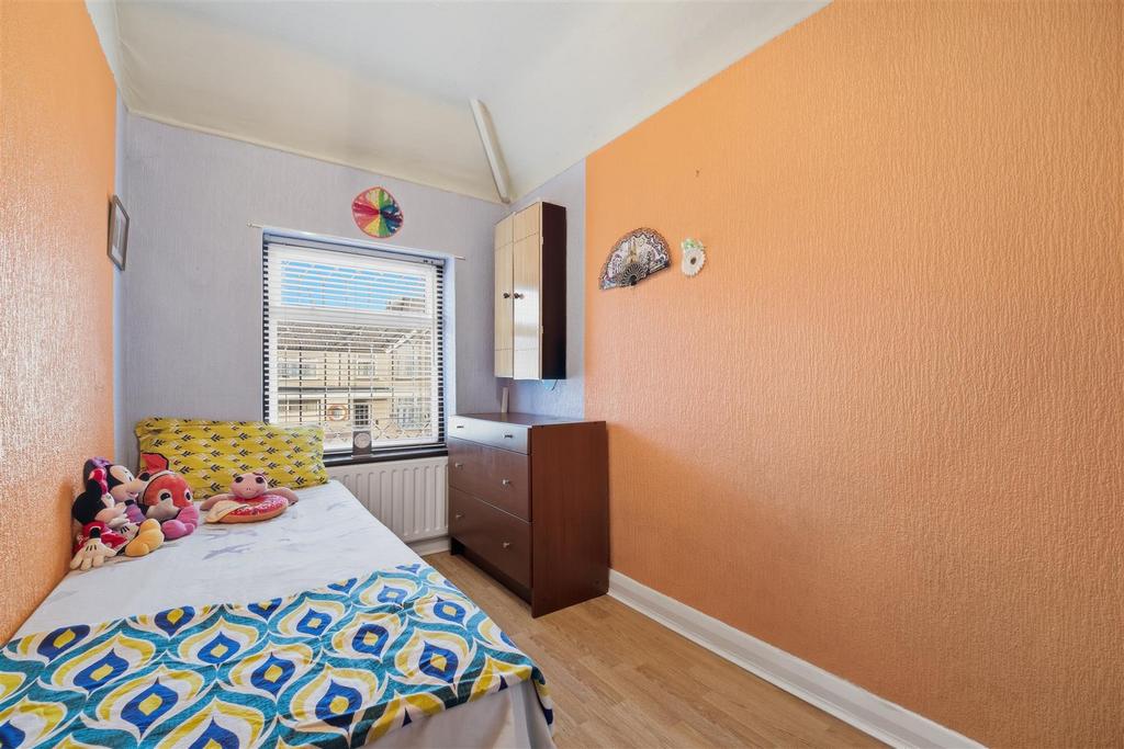 45 Beechmount Bed 3.jpg