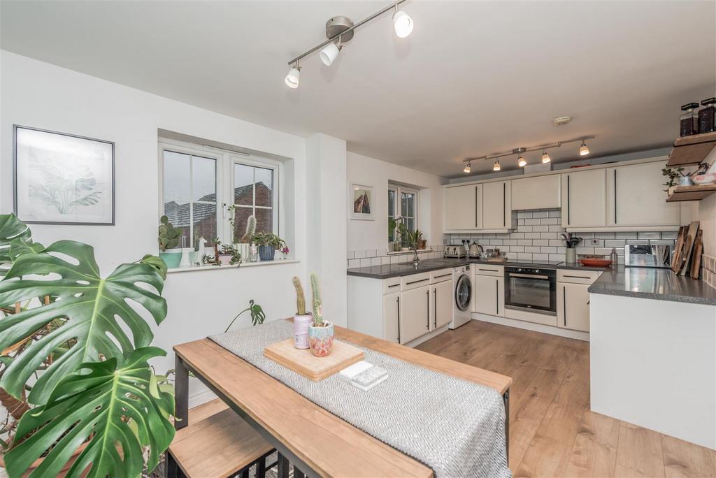 Fitted Kitchen / Dining Area: