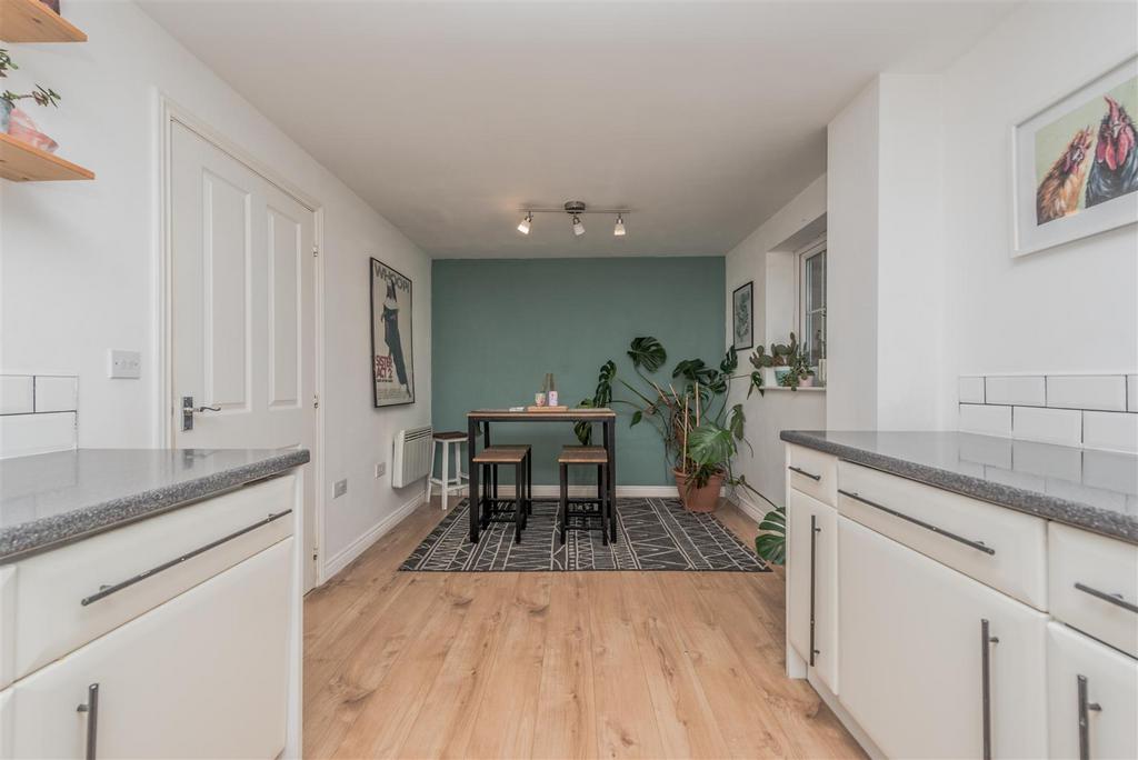 Fitted Kitchen / Dining Area: