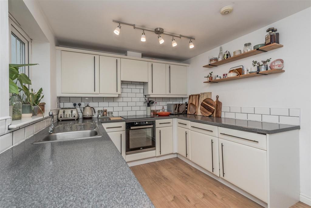 Fitted Kitchen / Dining Area: