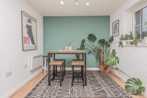 2 bedroom apartment for sale, Tingle View, New Farnley, Leeds