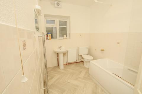 2 bedroom flat to rent, Doran Manor, Great North Road, East Finchley, N2