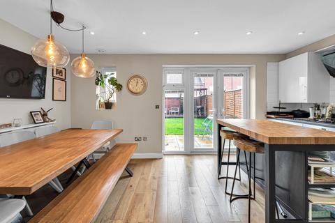 3 bedroom townhouse to rent, Fremantle Way, Hayes UB3