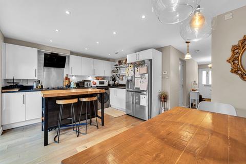 3 bedroom townhouse to rent, Fremantle Way, Hayes UB3
