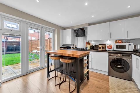 3 bedroom townhouse to rent, Fremantle Way, Hayes UB3