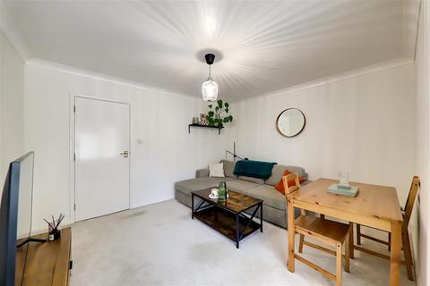 1 bedroom flat for sale, St Thomas's Court, St Lawrence Avenue, Worthing, West Sussex, BN14 7JJ