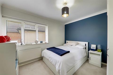 1 bedroom flat for sale, St Thomas's Court, St Lawrence Avenue, Worthing, West Sussex, BN14 7JJ