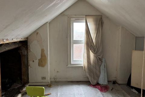 2 bedroom flat for sale, Flat 2, 192 Hainault Avenue, Westcliff-on-Sea, Essex, SS0 9EX