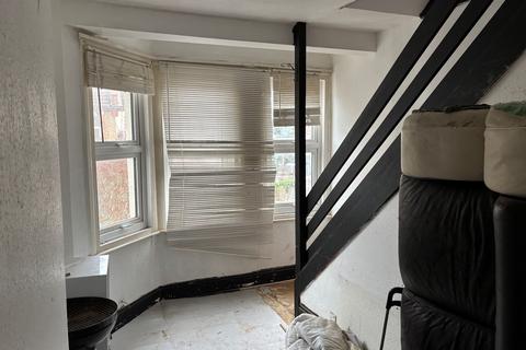 2 bedroom flat for sale, Flat 2, 192 Hainault Avenue, Westcliff-on-Sea, Essex, SS0 9EX