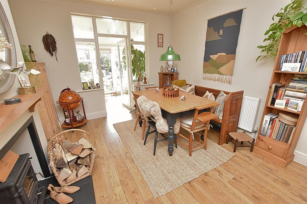 Rear reception lounge