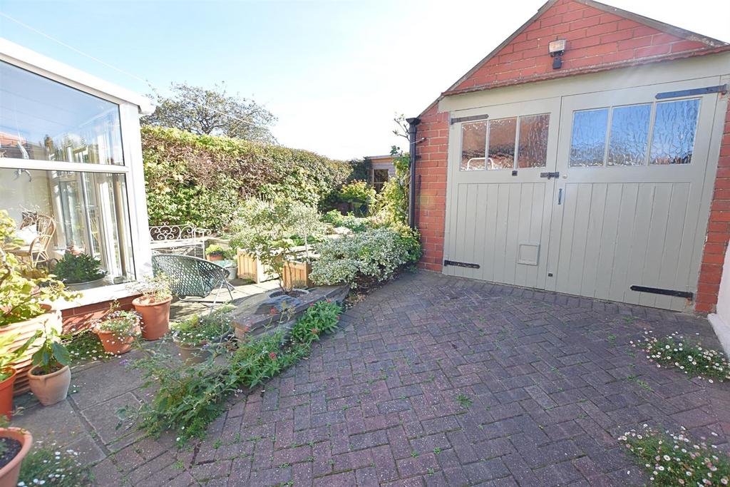 Detached garage