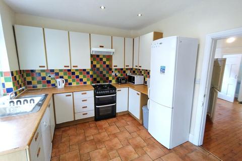 5 bedroom house to rent, Harlaxton Drive, Nottingham NG7