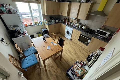 3 bedroom apartment to rent, Orchard Lodge, Hyde Park, Leeds, LS6 2EN