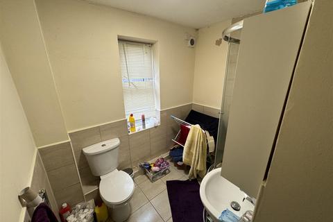 3 bedroom apartment to rent, Orchard Lodge, Hyde Park, Leeds, LS6 2EN