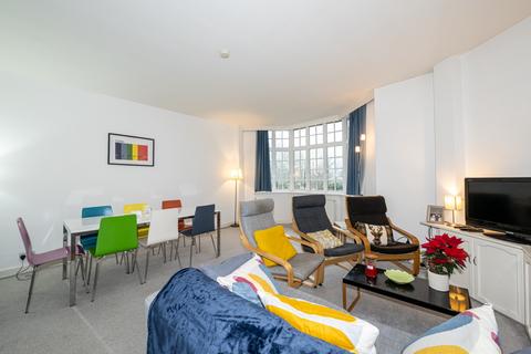 3 bedroom flat for sale, Queenswood Court, Kings Avenue, Clapham, London SW4 8EB