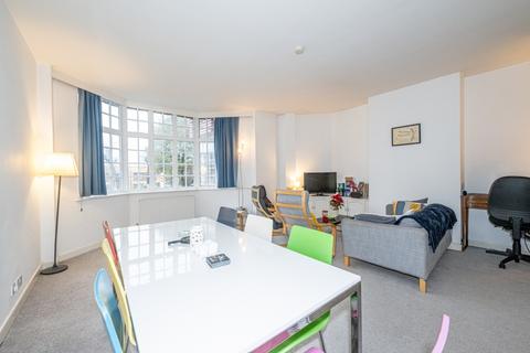 3 bedroom flat for sale, Queenswood Court, Kings Avenue, Clapham, London SW4 8EB