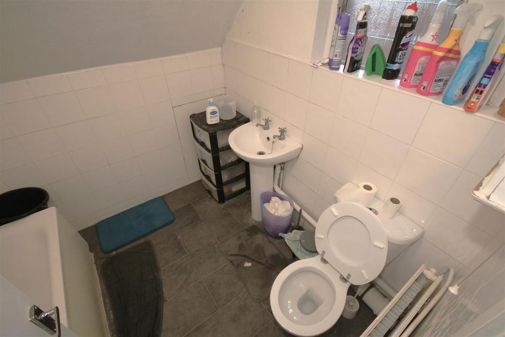 Bathroom b.JPG