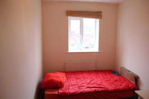 3 bedroom apartment to rent, Pennington Court, Woodhouse, Leeds, LS6 2RW