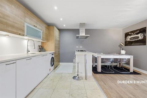 3 bedroom apartment for sale, Buckhurst Way, Honeysuckle Court Buckhurst Way, IG9