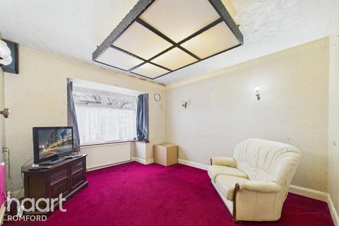 5 bedroom bungalow for sale, Lodge Lane, Romford, RM5 2EJ