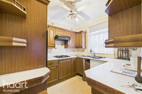 5 bedroom bungalow for sale, Lodge Lane, Romford, RM5 2EJ