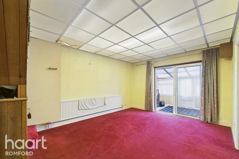 5 bedroom bungalow for sale, Lodge Lane, Romford, RM5 2EJ
