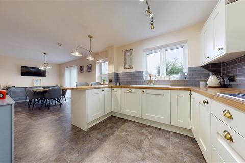 4 bedroom detached house for sale, Kirkstall Place, Milton Keynes MK6