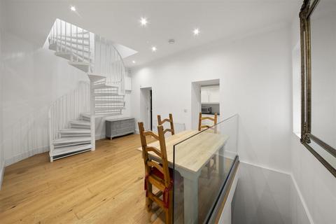 2 bedroom flat for sale, Lancaster House, Isleworth TW7
