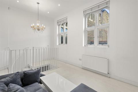2 bedroom flat for sale, Lancaster House, Isleworth TW7