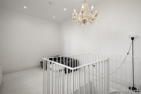 2 bedroom flat for sale, Lancaster House, Isleworth TW7