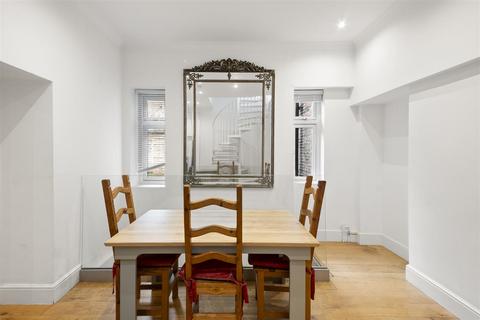 2 bedroom flat for sale, Lancaster House, Isleworth TW7
