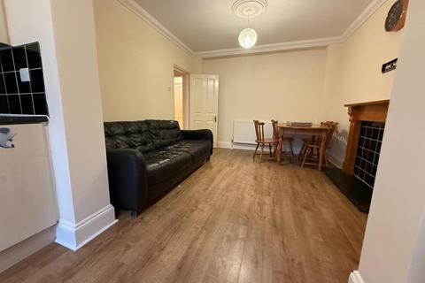 2 bedroom flat to rent, Parsonage Lane, Enfield