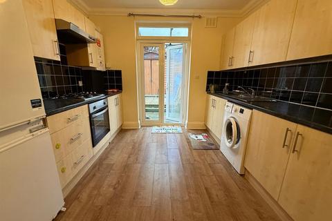 2 bedroom flat to rent, Parsonage Lane, Enfield