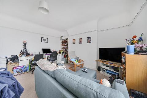 undefined, Uxbridge Road, Kingston upon Thames