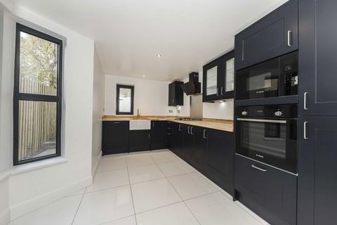 4 bedroom house to rent, Aboyne Road, London SW17