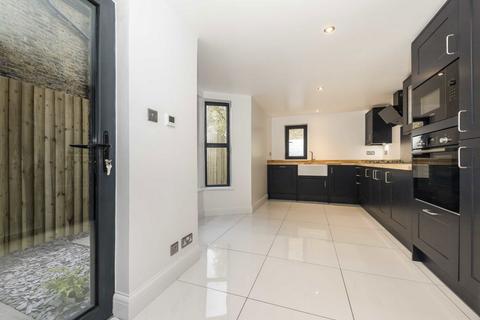 4 bedroom house to rent, Aboyne Road, London SW17