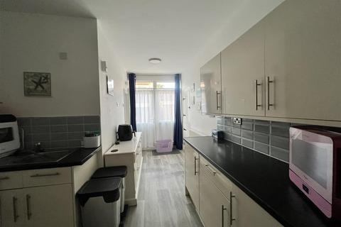 2 bedroom flat to rent, Moulin Avenue, Southsea