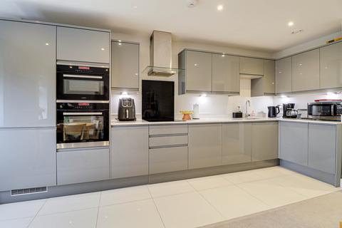 2 bedroom flat for sale, St Margarets Court, Harpenden, Hertfordshire, AL5