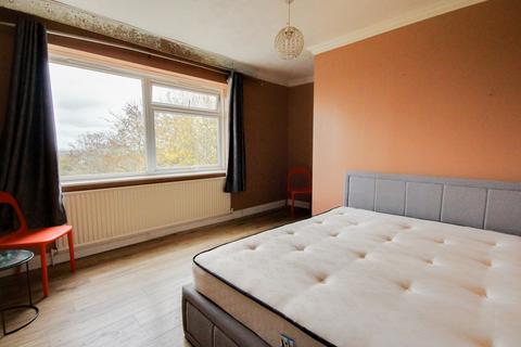 2 bedroom flat for sale, Franklynn Road, Haywards Heath, RH16