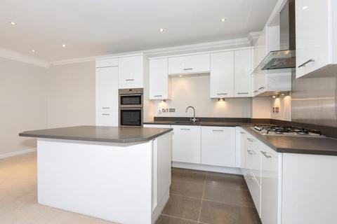 2 bedroom flat to rent, Windlesham,  Surrey,  GU20