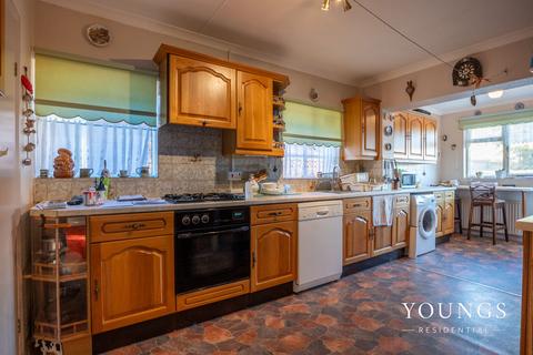 2 bedroom detached bungalow for sale, Laburnum Grove, Canvey Island, SS8