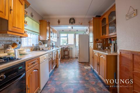 2 bedroom detached bungalow for sale, Laburnum Grove, Canvey Island, SS8