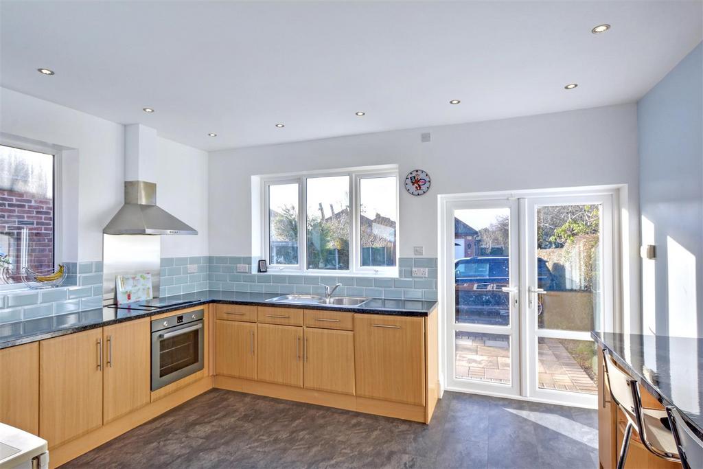 Kitchen 2.jpeg
