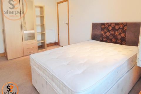 Front double room Robinson Road, London