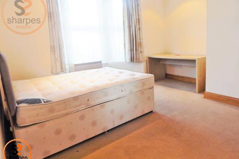 1 bedroom in a house share to rent, Front double room Robinson Road, London