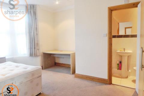 1 bedroom in a house share to rent, Front double room Robinson Road, London