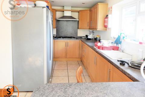 1 bedroom in a house share to rent, Front double room Robinson Road, London