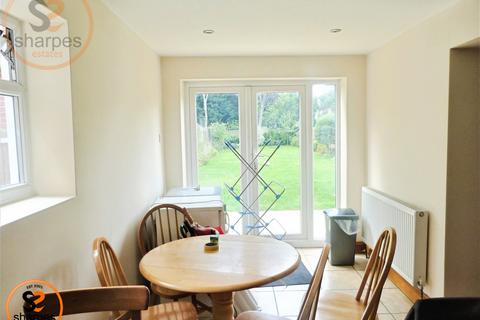 1 bedroom in a house share to rent, Front double room Robinson Road, London