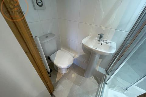 1 bedroom in a house share to rent, Front double room Robinson Road, London
